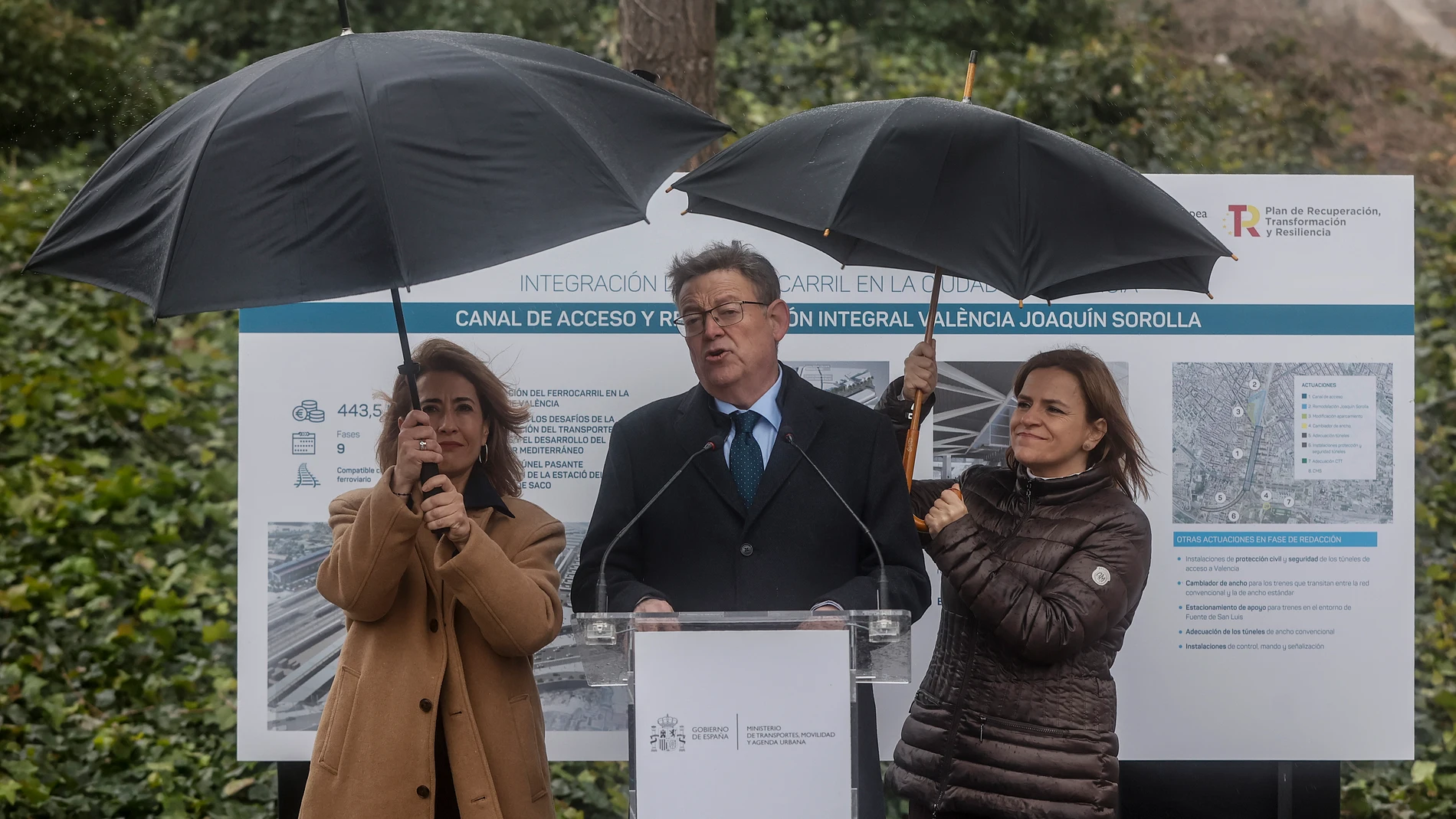 El presidente de la Generalitat, interviene durante su visita a la zona del proyecto del Canal de Acceso, junto a la ministra de Transportes, Raquel Sánchez, y la delegada del Gobierno, Pilar Bernabé