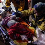 Un bebé herido llega a un hospital tras un terremoto en el distrito de Iskenderun de Hatay, Turquía