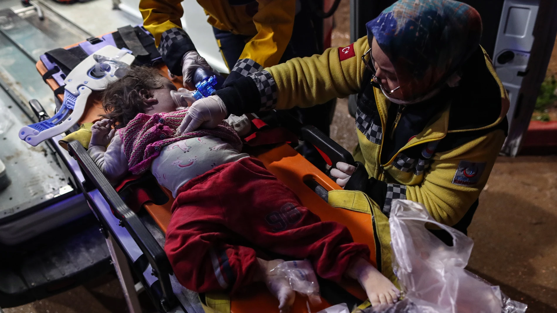Un bebé herido llega a un hospital tras un terremoto en el distrito de Iskenderun de Hatay, Turquía