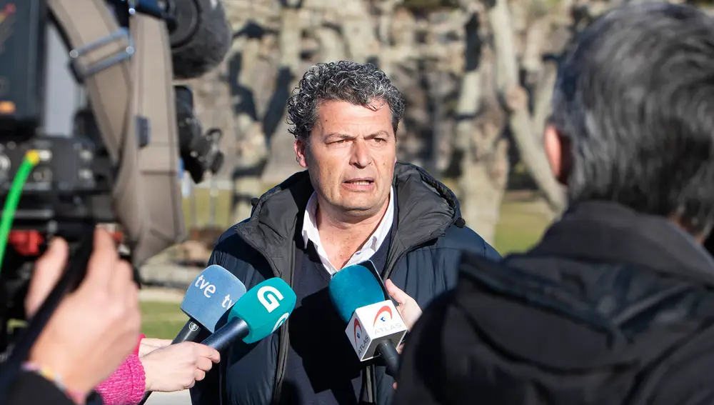 El alcalde de Baiona, Carlos Gómez, atiende a los medios tras el suceso