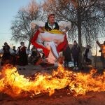 Las mujeres del pueblo saltan la hoguera para celebrar la festividad de Santa Águeda, esta tradición se lleva haciendo desde el siglo XVIII.