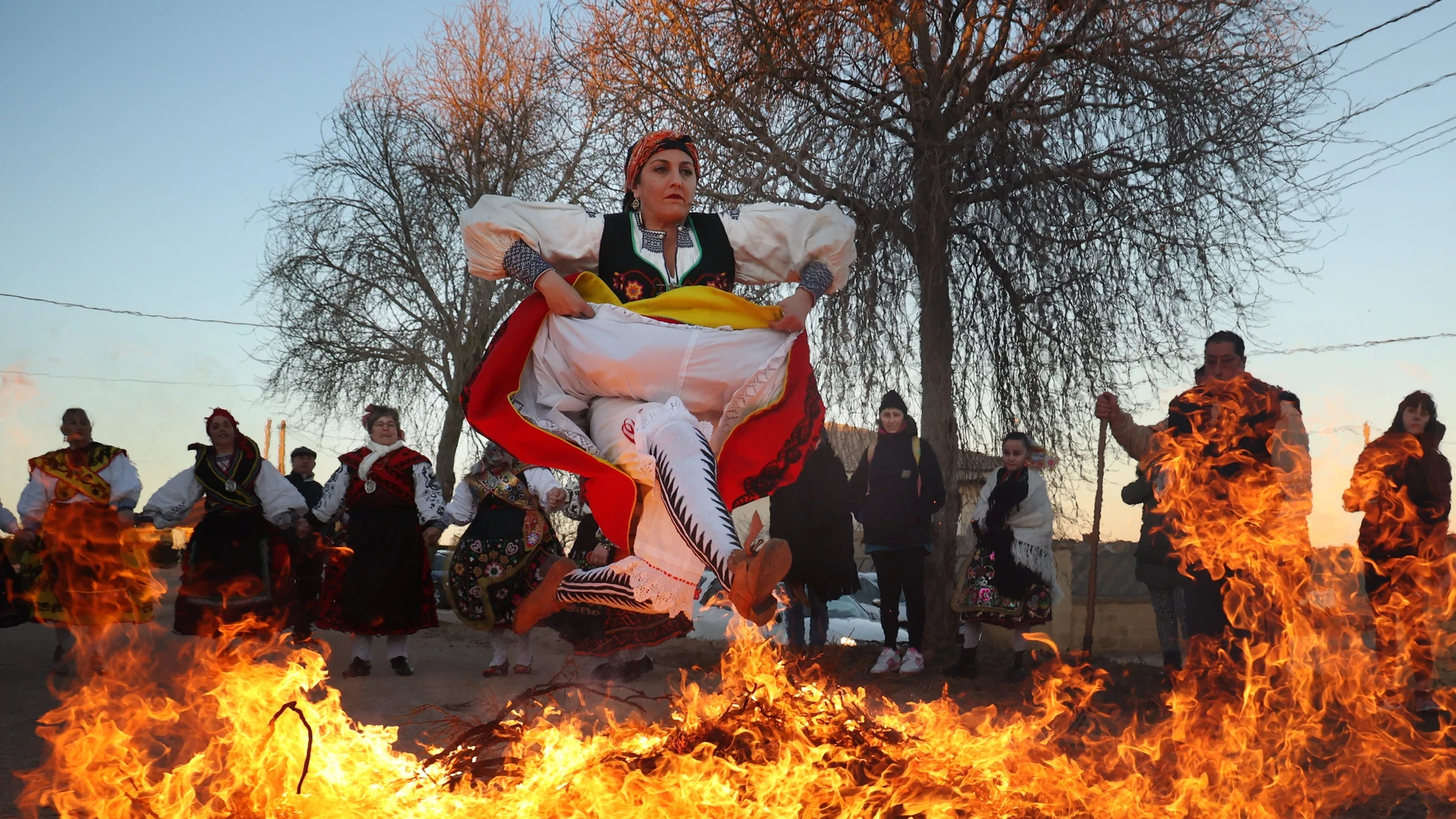 Las mujeres del pueblo saltan la hoguera para celebrar la festividad de Santa Águeda, esta tradición se lleva haciendo desde el siglo XVIII.
