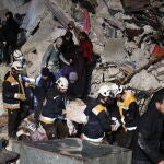 Rescatistas buscan supervivientes entre los escombros de un edificio tras un terremoto en la provincia siria de Idlib