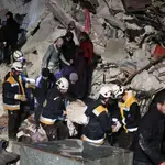 Rescatistas buscan supervivientes entre los escombros de un edificio tras un terremoto en la provincia siria de Idlib