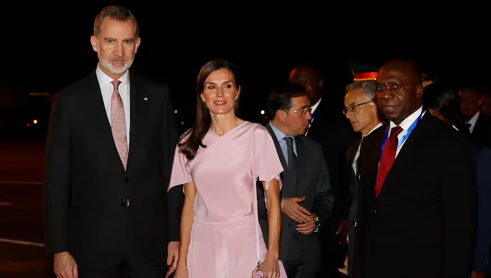 Los Reyes Felipe y Letizia, recibidos por el ministro de Exteriores angoleño, Téte António (d), a su llegada este lunes a Luanda con motivo de su visita de Estado a Angola.