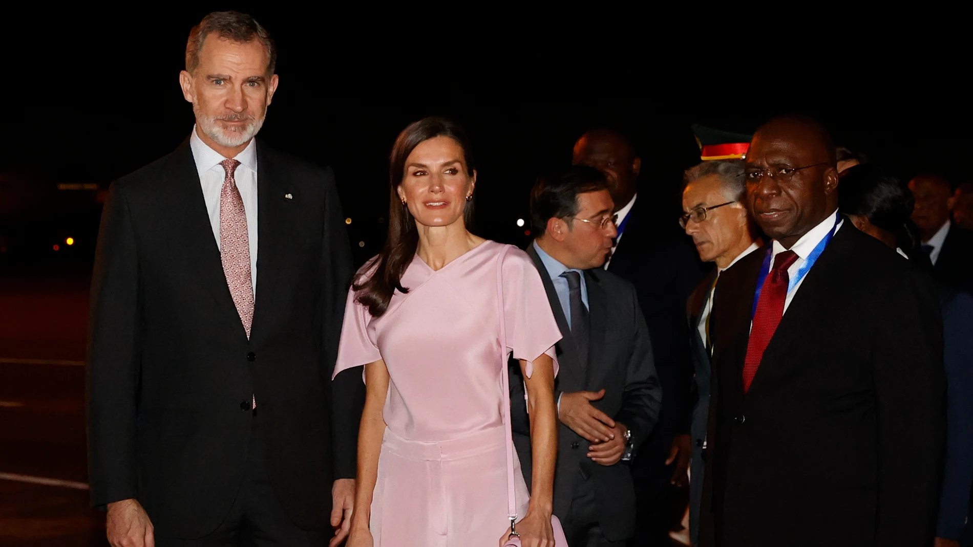 Los Reyes Felipe y Letizia, recibidos por el ministro de Exteriores angoleño, Téte António (d), a su llegada este lunes a Luanda con motivo de su visita de Estado a Angola.