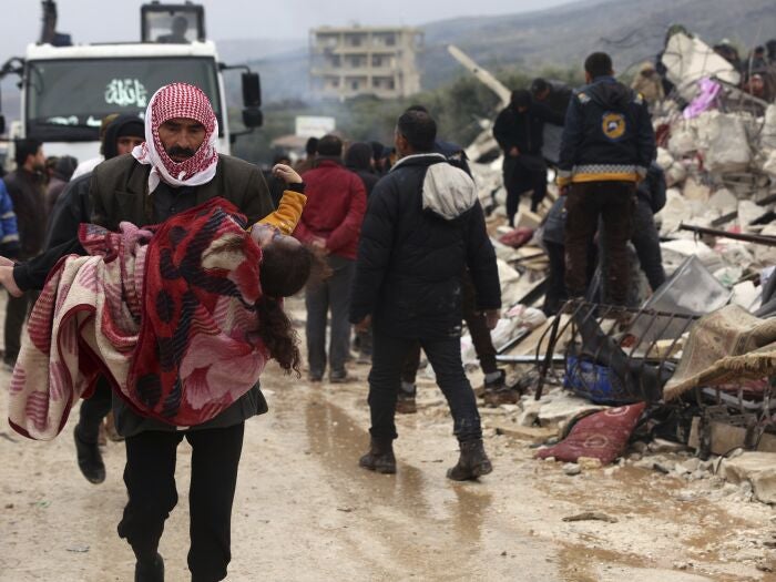 Un hombre lleva el cuerpo de una víctima del terremoto en el pueblo de Besnia, cerca de la frontera turca, provincia de Idlib, Siria