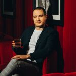 Mario Villalón, barman y propietario de Angelita, elabora los cócteles de Robuchon