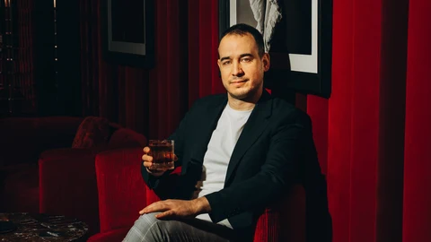 Mario Villalón, barman y propietario de Angelita, elabora los cócteles de Robuchon
