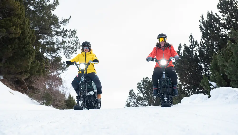 Dos turistas prueban las bicis eléctricas de nieve, cero contaminantes