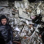 Un hombre junto a los restos de una vivienda en Turquía