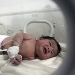 La bebé rescatada bajo los escombros todavía tenía el cordón umbilical, en Afrin, Siria