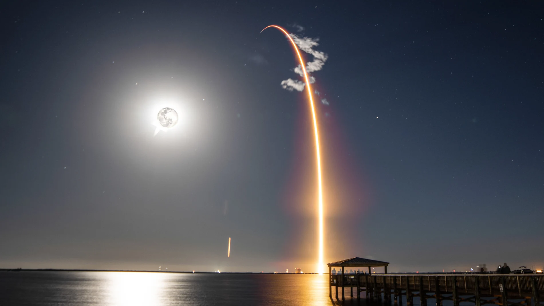 Fotografía cedida por SPACEX del lanzamiento del Amazonas Nexus, el nuevo satélite de la operadora española Hispasat, hoy, en Cabo Cañaveral, Florida (EE.UU.)