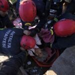 Los equipos de rescate evacuan a un sobreviviente de los escombros de un edificio destruido en Kahramanmaras, en el sur de Turquía