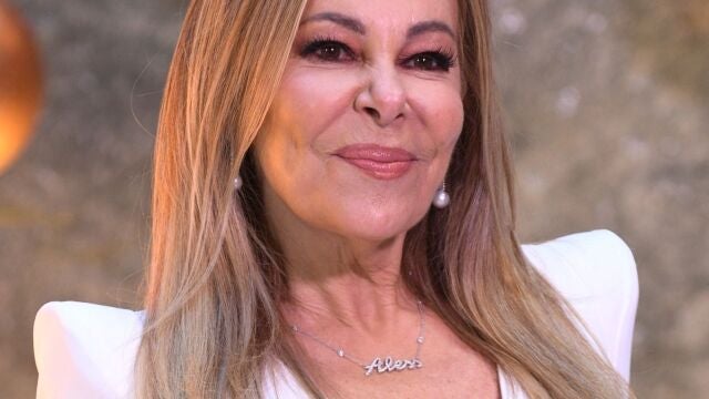 Ana García Obregón posando en el photocall durante la presentación de la programación de navideña de RTVE