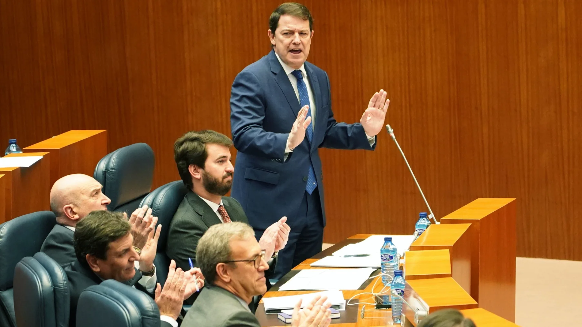 El presidente Fernández Mañueco durante su cara a cara con el socialista Tudanca en las Cortes