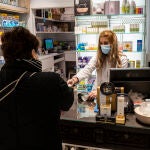 Las mascarillas continúan siendo obligatorias en las farmacias