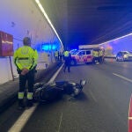Imagen de la motocicleta que pilotaba un joven de 25 años y que ha fallecido este lunes tras perder el control y chocar contra un muro en la M-30