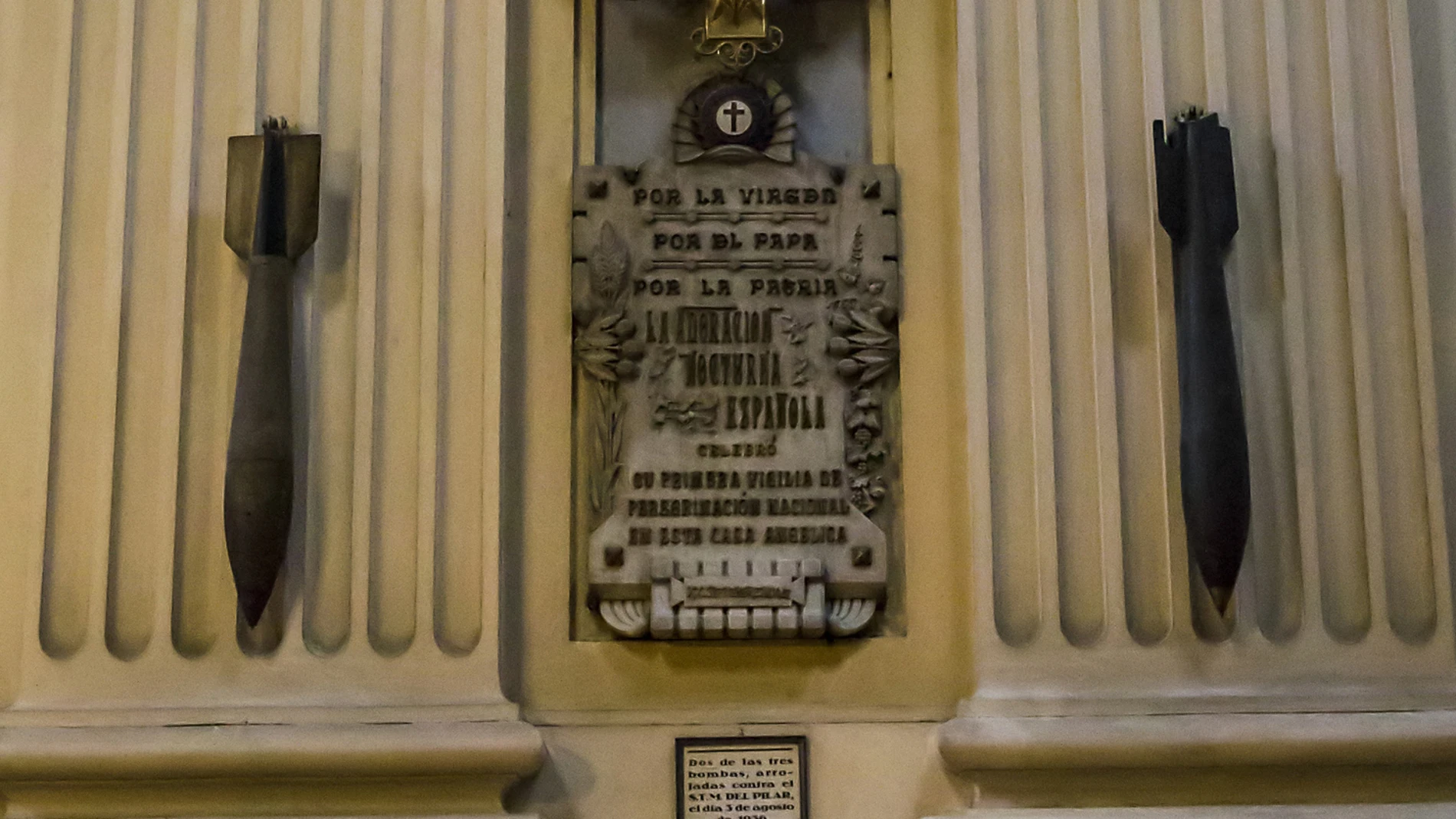 Las dos bombas que fueron arrojadas sobre la basílica del Pilar el 3 de agosto de 1936 están expuestas al lado de la capilla de la Virgen