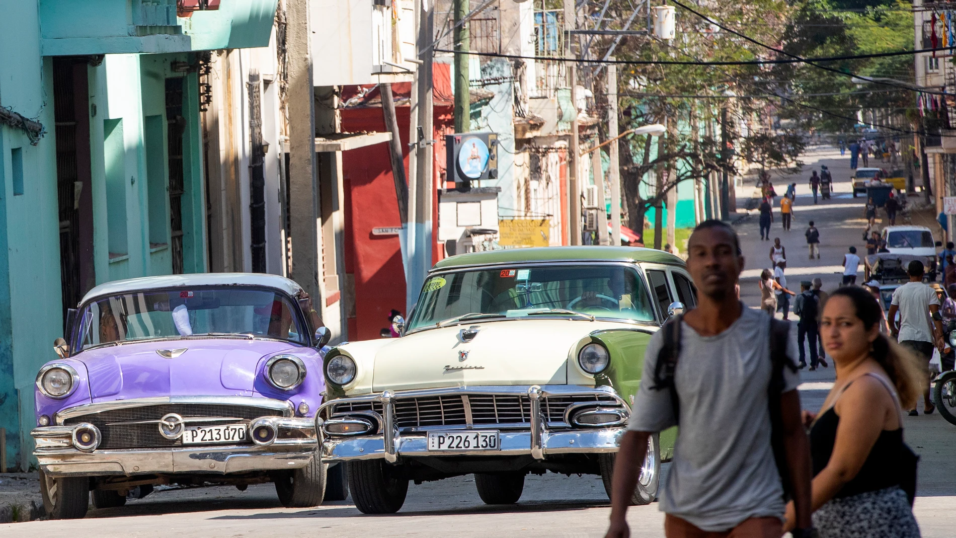 AME2409. LA HABANA (CUBA), 07/02/2023.- Personas y vehículos transitan por una calle, hoy en La Habana (Cuba). EFE/Yander Zamora