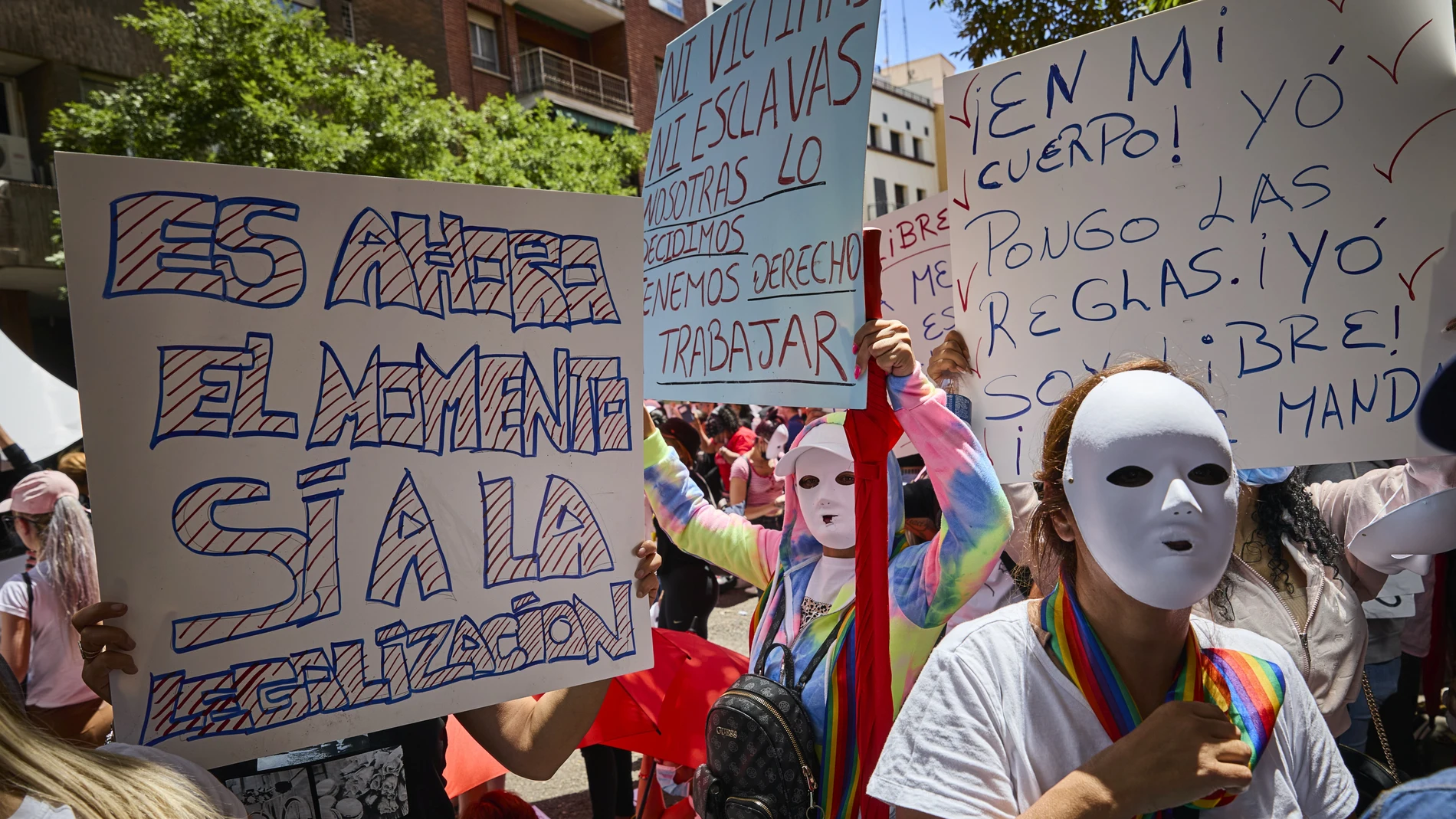 Manifestación de prostitutas en Madrid contra la nueva ley que avanza hacia la abolición. Decenas de trabajadoras sexuales se han concentrado para protestar por la ley que pretende abolir la prostitución.
