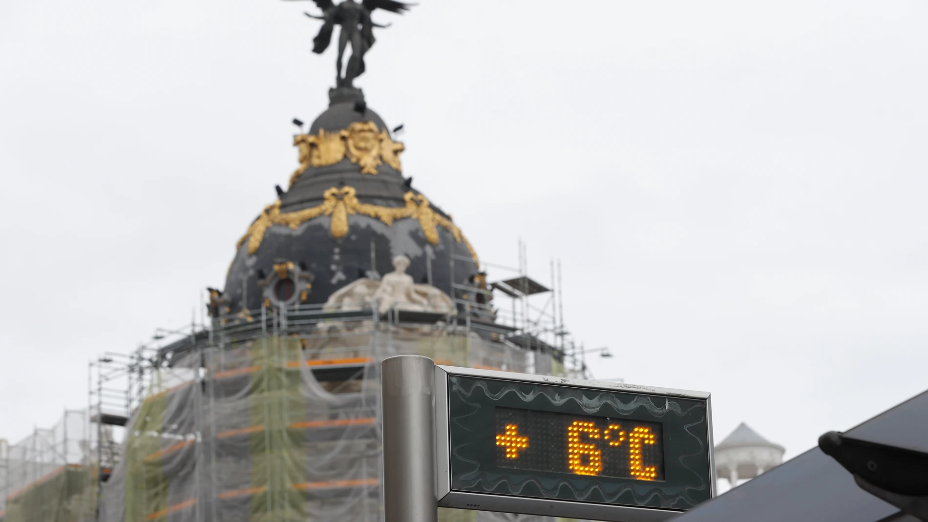 GRAF9580. MADRID, 07/02/2023.- Vista de un termómetro que marca 6 grados este martes en Madrid. Once comunidades están en alerta meteorológica por nevadas, lluvias, viento, frío, oleaje y tormentas, de las cuales Andalucía, Baleares, Cataluña y Comunidad Valenciana están en color naranja por riesgo importante, especialmente la franja mediterránea, con olas de hasta 9 metros y rachas intensas. EFE/ _eduardo Oyana