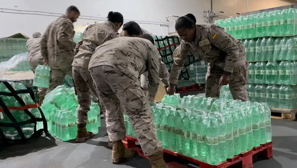 Los infantes de Marina preparan el agua embotellada para las víctimas