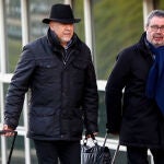 El perito propuesto por el maquinista, Ángel Sanz Cubero (i), acompañado por el abogado Manuel Prieto Romero (d) a su llegada este martes a la Ciudad de la Cultura para declarar en el juicio del Alvia