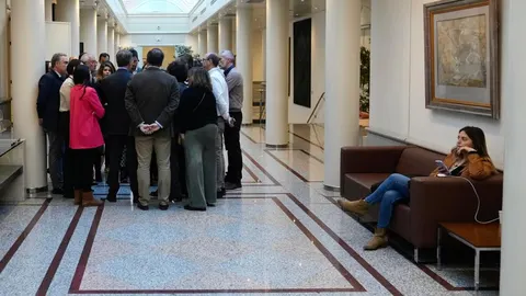 El líder del PP conversa con periodistas en presencia de personal del Ministerio de Igualdad