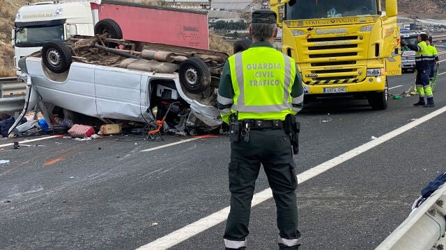 Una furgoneta volcada en un accidente de trafico en la autovía A-7 a su paso por Salobreña (Granada) el pasado 8 de febrero en el que una persona murió y siete resultaron heridas
