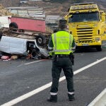 Una furgoneta volcada en un accidente de trafico en la autovía A-7 a su paso por Salobreña (Granada) el pasado 8 de febrero en el que una persona murió y siete resultaron heridas