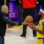 Kareem Abdul-Jabbar entrega a LeBron el balón con el que superó su récord
