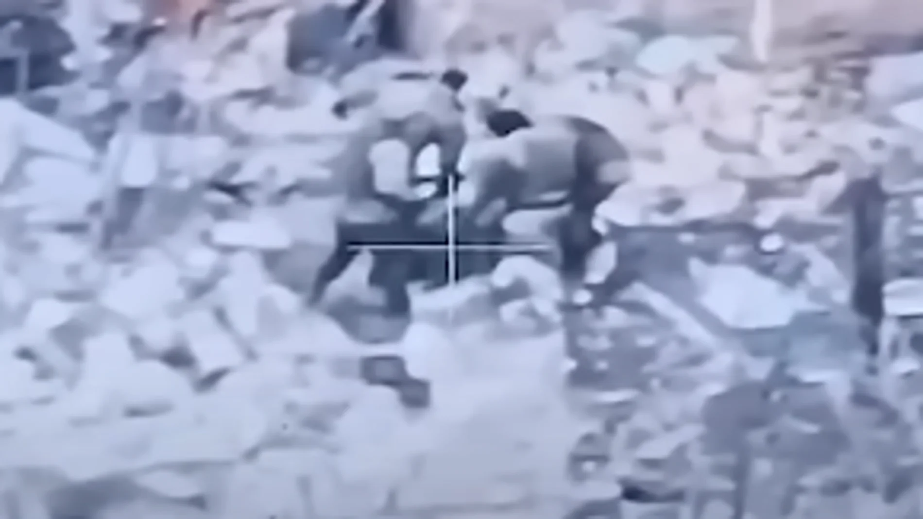 Imagen del vídeo de varios soldados rusos arrastrando a su propio oficial tras ser herido