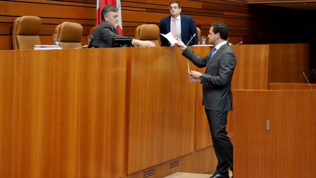 El portavoz del PP en las Cortes, Raúl de la Hoz, conversa con el vicepresidente de la Cámara, Francisco Vázquez