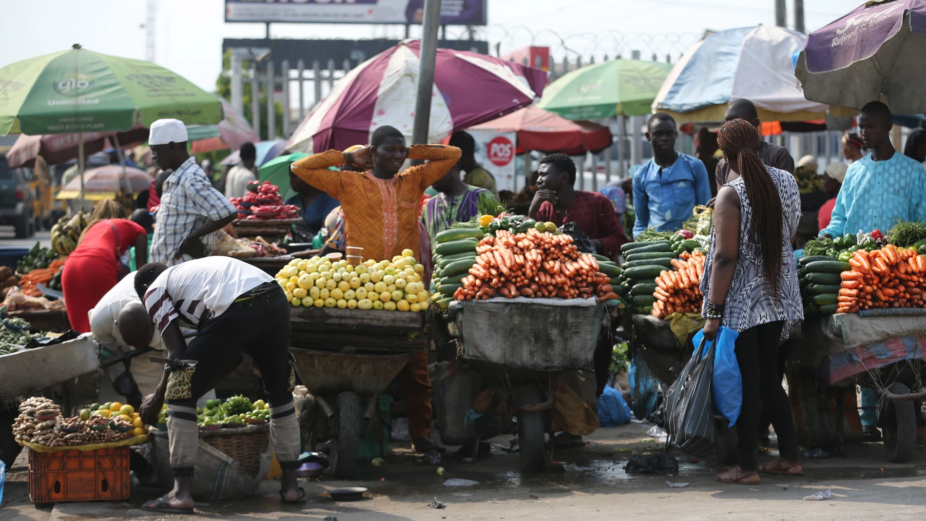 Lagos (Nigeria), 08/02/2023.- Fruit sellers wait for customers at a roadside market in the Ojodu district in Lagos, Nigeria, 08 February 2023. The Central Bank of Nigeria on 26 October 2022, announced the introduction of redesigned 200, 500 and 1,000 naira notes into the financial system. But since the notes were unveiled, Nigerians across different parts of the country have had a hard time accessing it from banks and ATM points, affecting the costs of food and transportation. (Elecciones) EF...