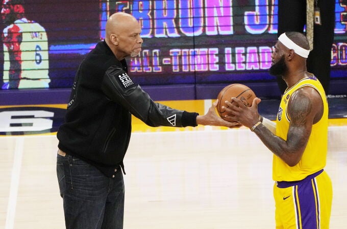 Kareem Abdul-Jabbar entrega a LeBron James el balón con el que se convirtió en el máximo anotador de la historia de la NBA