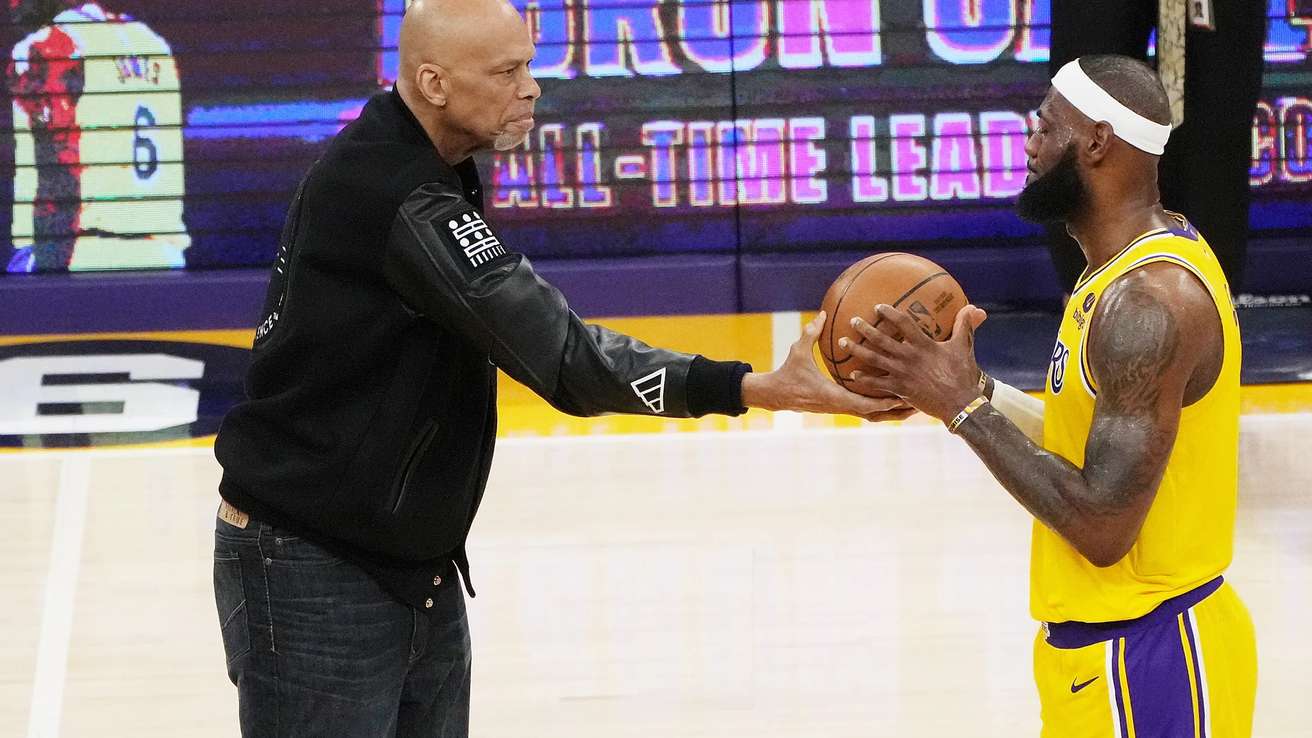 Los Angeles (United States), 08/02/2023.- Former NBA player Kareem Abdul-Jabbar (L) presents Los Angeles Lakers forward LeBron James (R) with his scoring basketball after becoming the all time highest scoring player in NBA history during the second half of the NBA basketball game between the Los Angeles Lakers and Oklahoma City Thunder at the Crypto.com Arena in Los Angeles, California, USA, 07 February 2023. Kareem Abdul-Jabbar is the former highest scoring player in NBA history. (Baloncesto, Estados Unidos) EFE/EPA/ALLISON DINNER SHUTTERSTOCK OUT