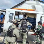 Joint security forces evacuate workers and passangers after being taken hostage by separatist group in Papua