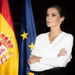 La Reina Letizia apuesta por su look más sofisticado con una falda 'efecto cintura de avispa' para la noche en Angola
