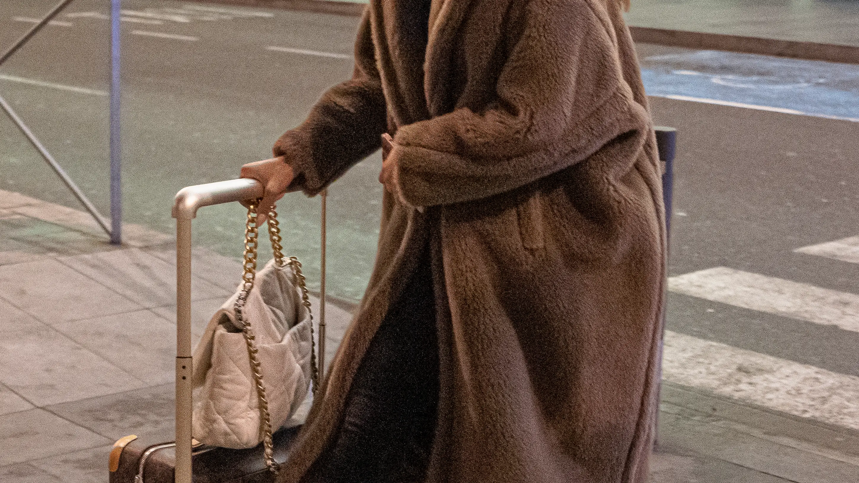 Joana Sanz con el perfecto look de aeropuerto.