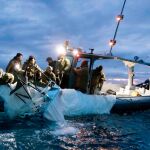 Miembros de la Guardia Costera de EEUU recuperan partes del globo de vigilancia chino en el Atlántico