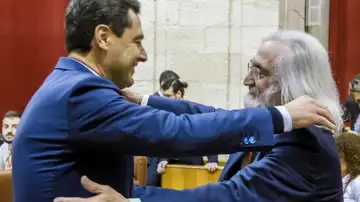 Juanma Moreno y Antonio Guerrero se abrazan tras la votación