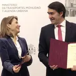 El consejero Suárez-Quiñones bromea con la ministra Raquel Sánchez tras firmar el acuerdo