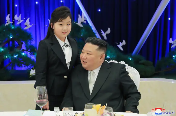 Kim Jong Un hace protagonista a su hija en un fastuoso banquete militar