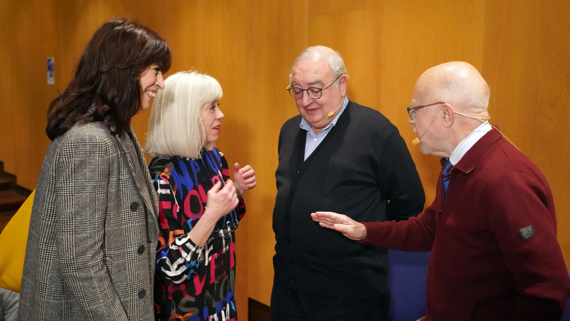 Ana Redondo e Inés Rodríguez junto con los científicos Manuel Toharia y Moncho Núñez