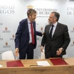 El presidente de las Cortes de Castilla y León, Carlos Pollán, firma el convenio de colaboración con el rector de la Universidad de Burgos, Manuel Pérez Mateos