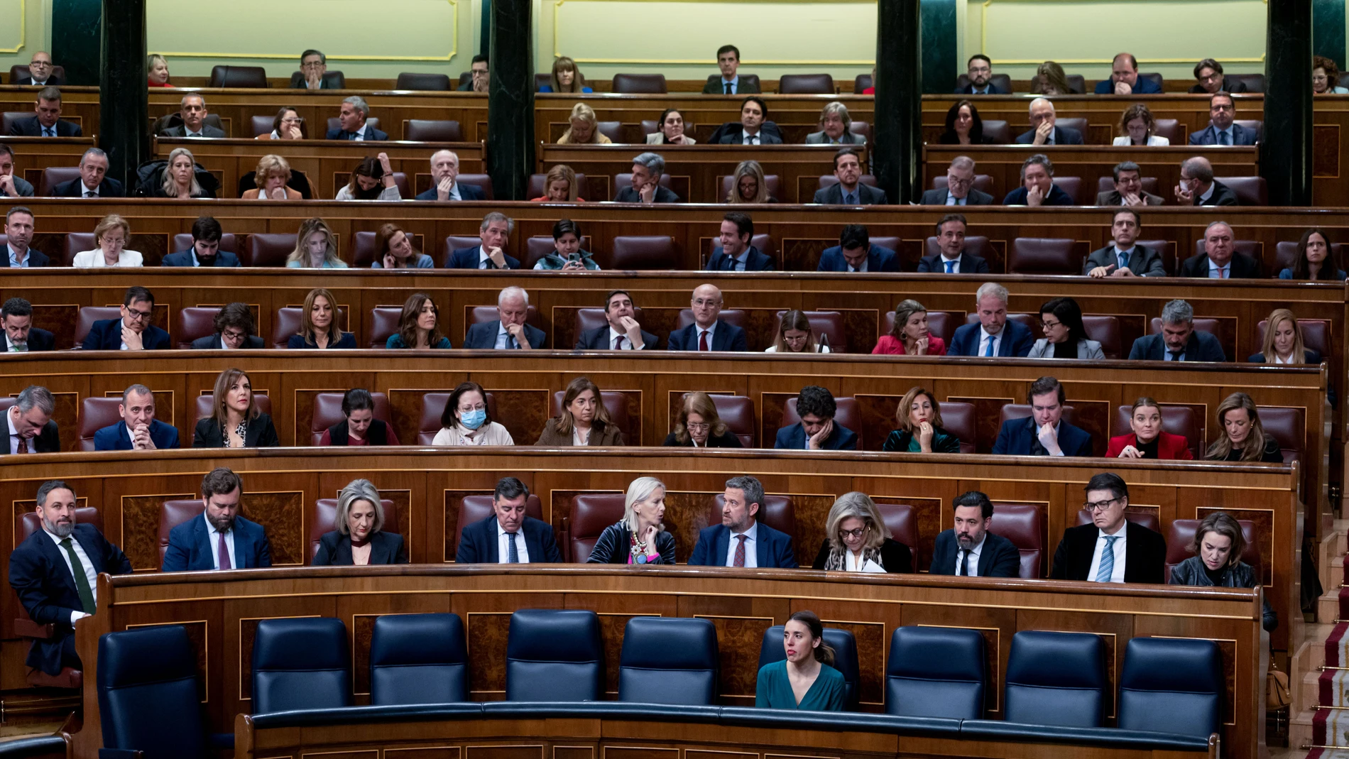 MADRID, 09/02/2023.- La ministra de Igualdad, Irene Montero (c, delante), sentada delante de la bancada popular durante el pleno del Congreso de los Diputados este jueves. EFE/ Fernando Villar 