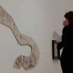 Una visitante contempla una de las obras de la exposición de Joan Miró en el Guggenheim