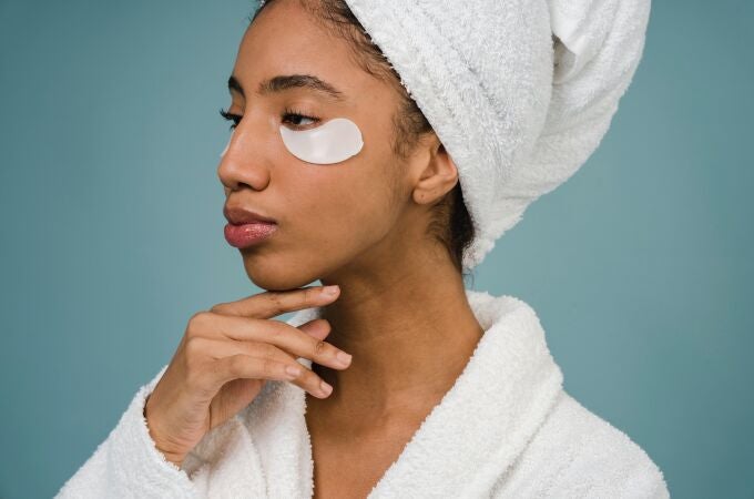Este es el truco casero definitivo para decir adiós a las ojeras: solo necesitarás agua y un pintalabios