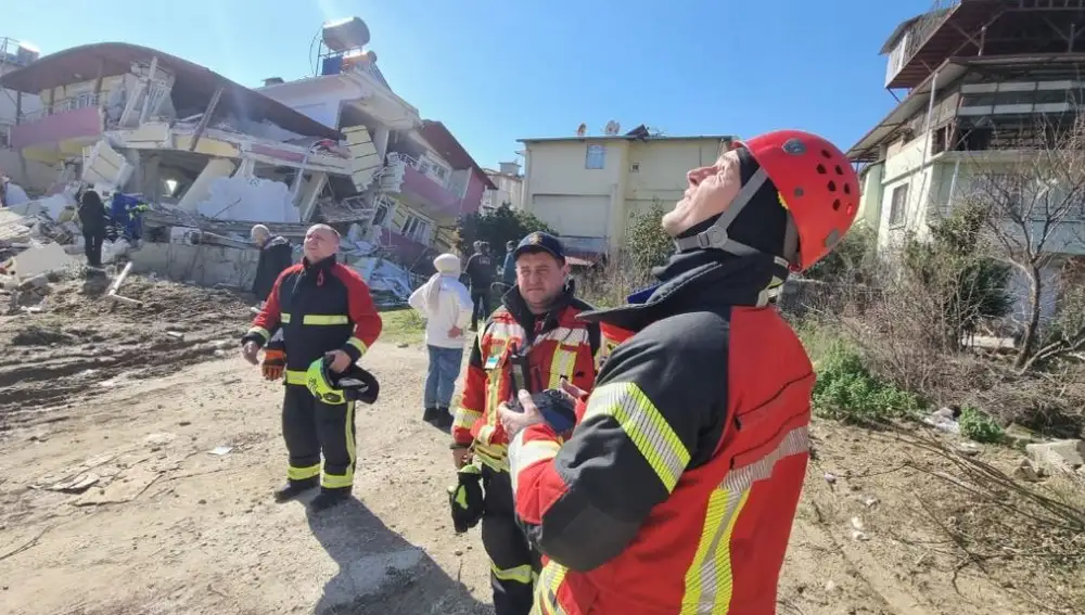 Equipos de rescate ucranianos en el terremoto de Turquía.